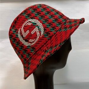 Gucci Wool Houndstooth Bucket
Hat with Interlocking G logo